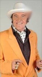 Artiest in witte hoed en oranje pak