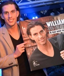 Artiest met poster in de hand op het podium